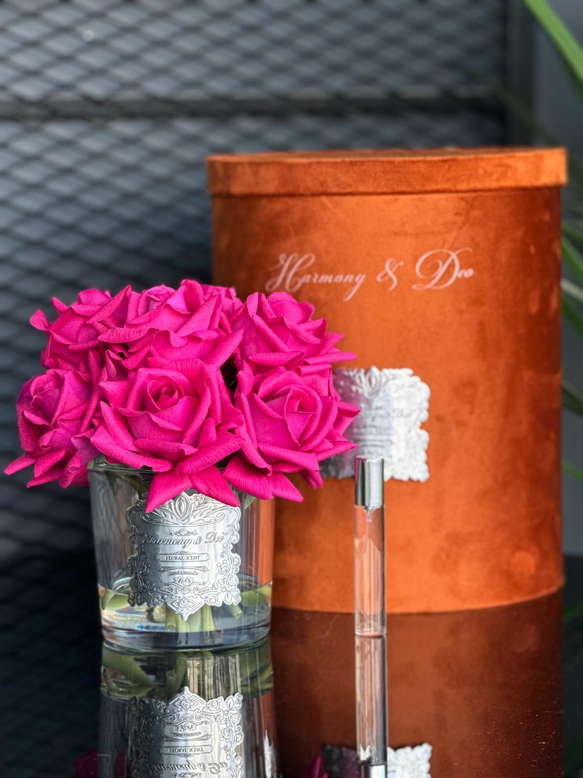 Islak Dokulu Gül 10'lu Fuşya Pembe - Şeffaf Vazo