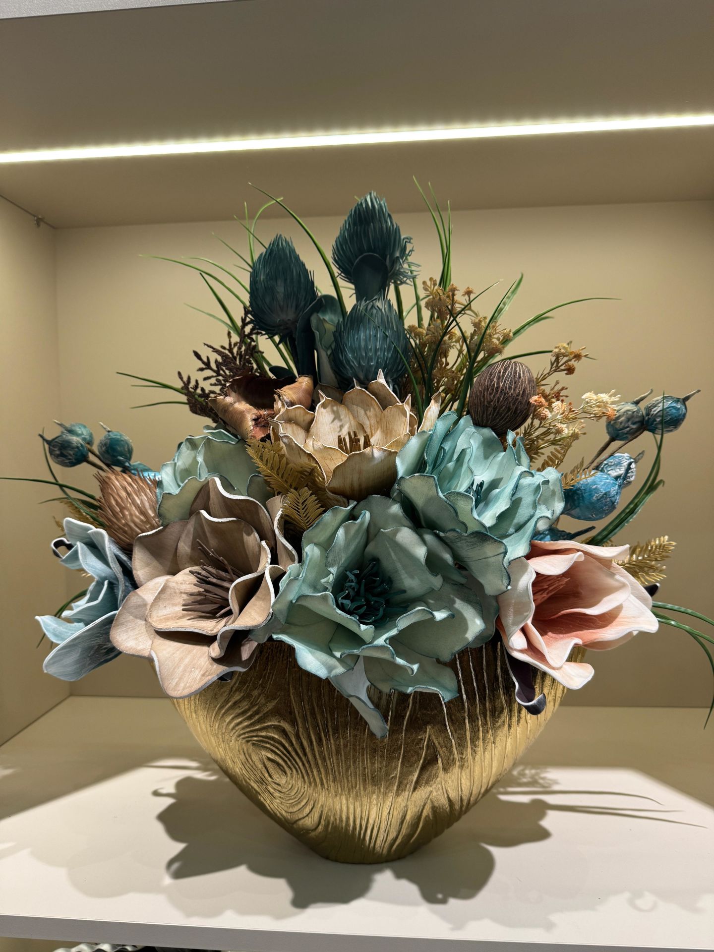 İthal Yapay Çiçek Tanzimli Döküm Vazo Gold