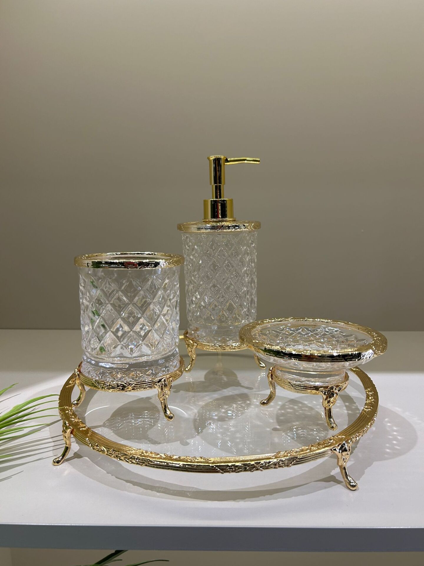 Standlı Kesme Cam Banyo Seti Gold