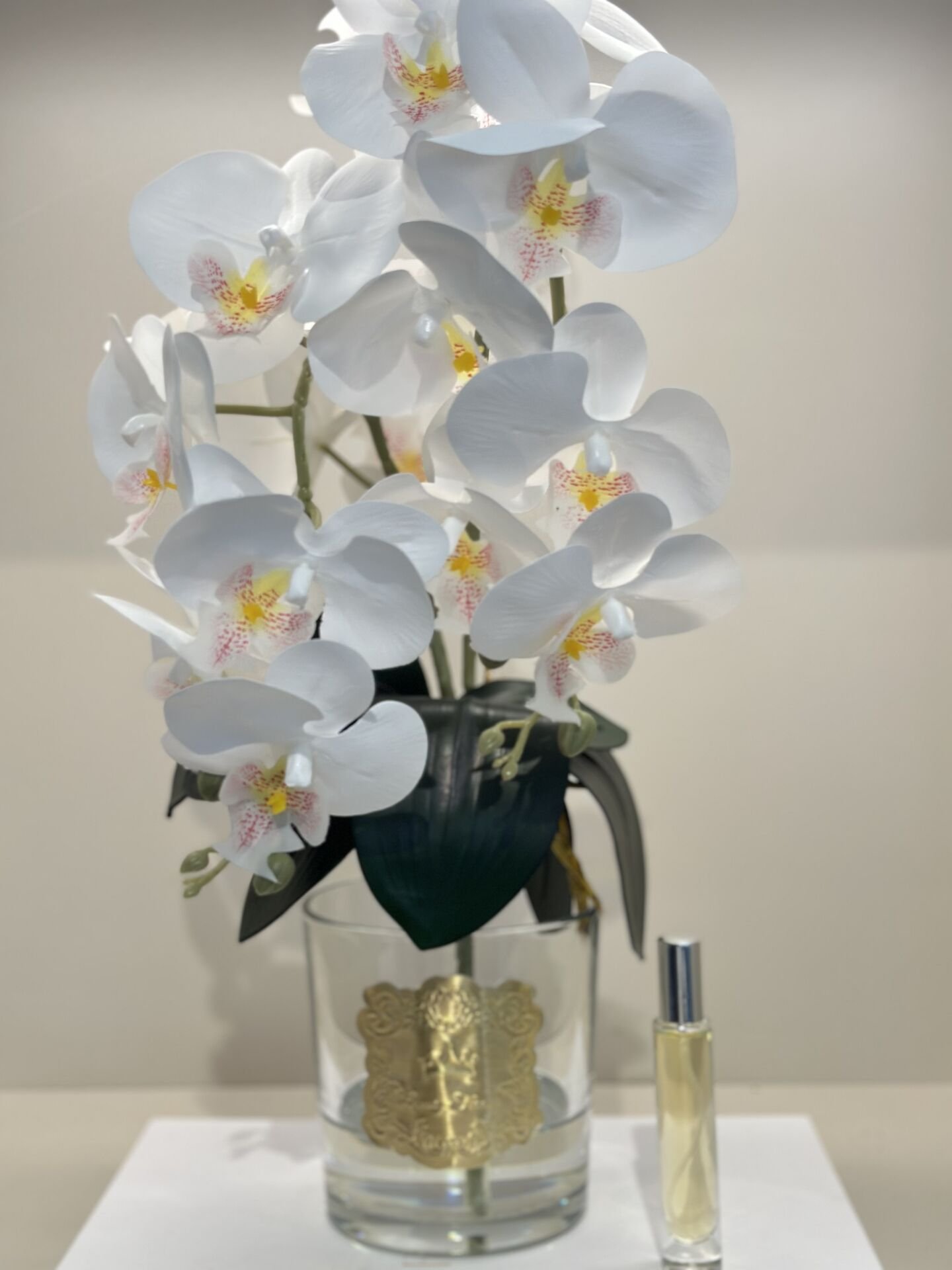 İki Dal Yapay Orkideli Cam Vazo (gold plakalı)