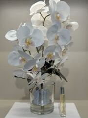 İki Dal Yapay Orkideli Cam Vazo (gümüş plakalı)