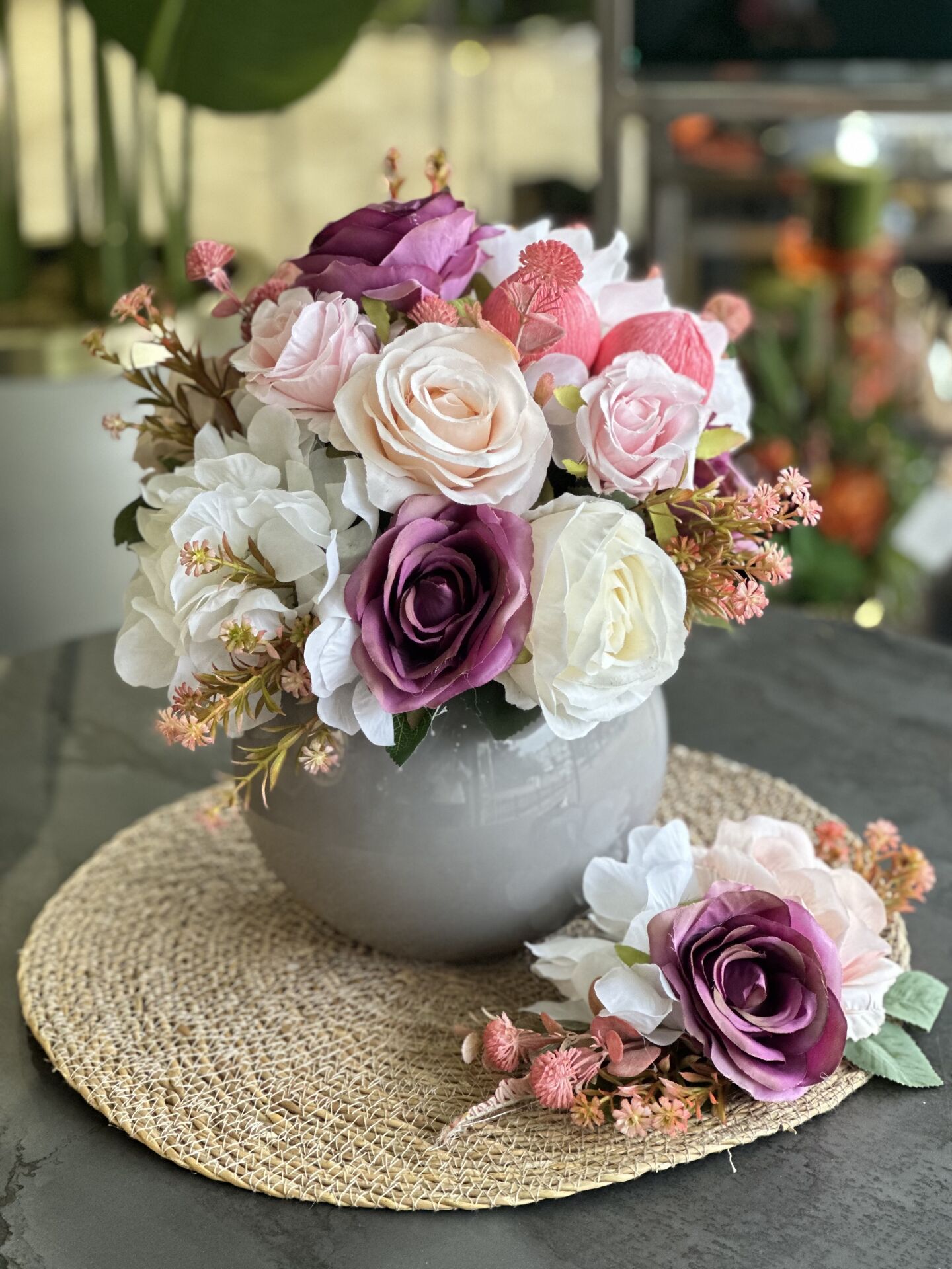 Gri Cam Vazolu Yapay Çiçek ve Supla Set