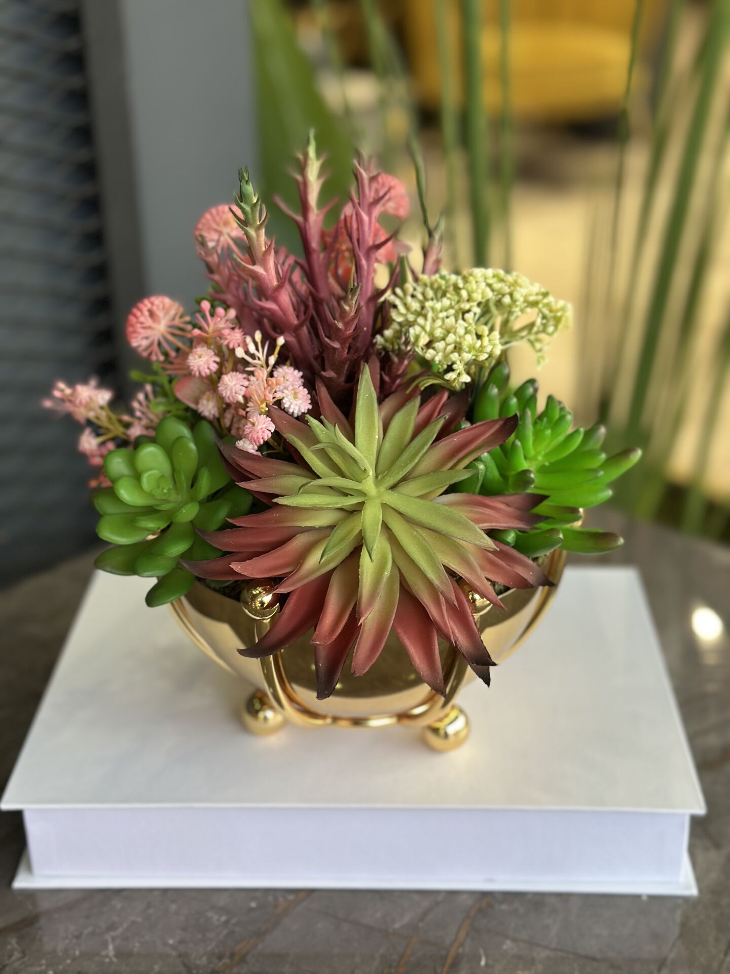 Yapay Skulentli Gold Düğmeli Vazo